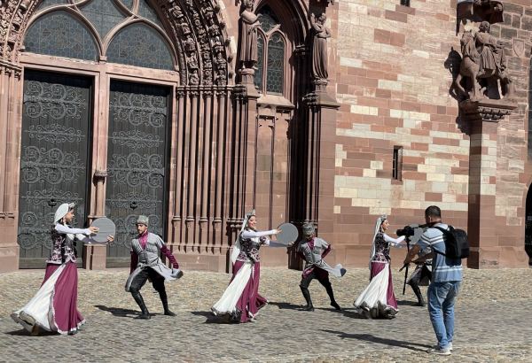 Азербайджанский танец перед Кафедральным собором Базеля (ФОТО/ВИДЕО)