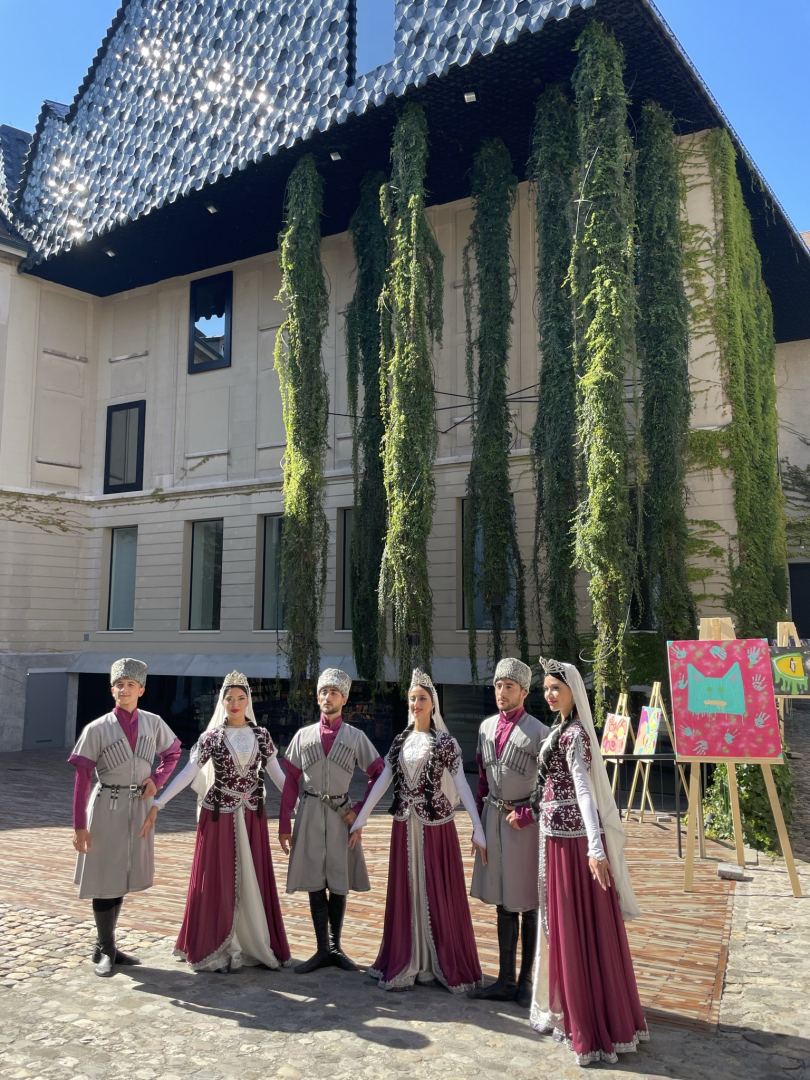 Азербайджанский танец перед Кафедральным собором Базеля (ФОТО/ВИДЕО)