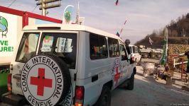 По Лачинской дороге беспрепятственно проехали три машины Красного Креста (ФОТО)