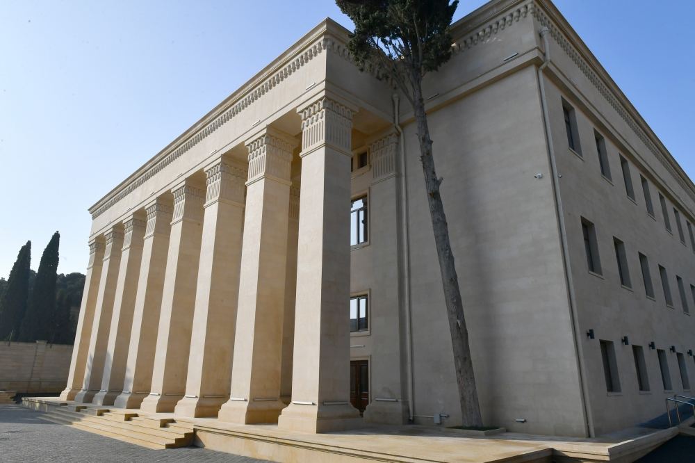 Президент Ильхам Алиев и Первая леди Мехрибан Алиева ознакомились с условиями, созданными в Детско-юношеском центре развития в Баку после капитального ремонта (ФОТО/ВИДЕО)