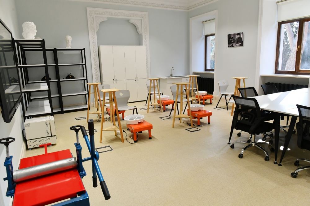 Президент Ильхам Алиев и Первая леди Мехрибан Алиева ознакомились с условиями, созданными в Детско-юношеском центре развития в Баку после капитального ремонта (ФОТО/ВИДЕО)