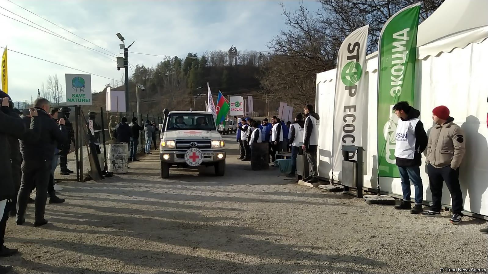 По Лачинской дороге беспрепятственно проехали три машины Красного Креста (ФОТО)