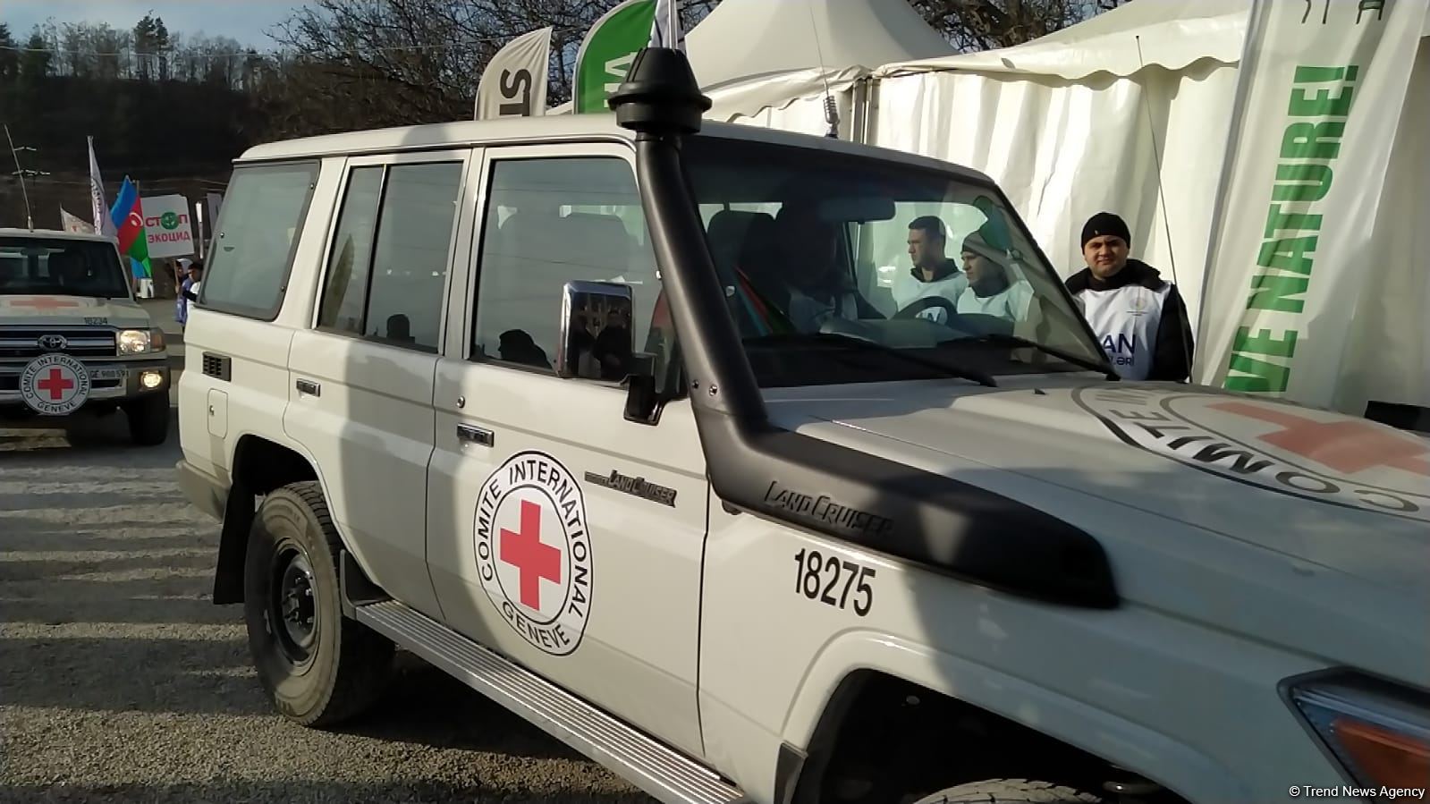По Лачинской дороге беспрепятственно проехали три машины Красного Креста (ФОТО)