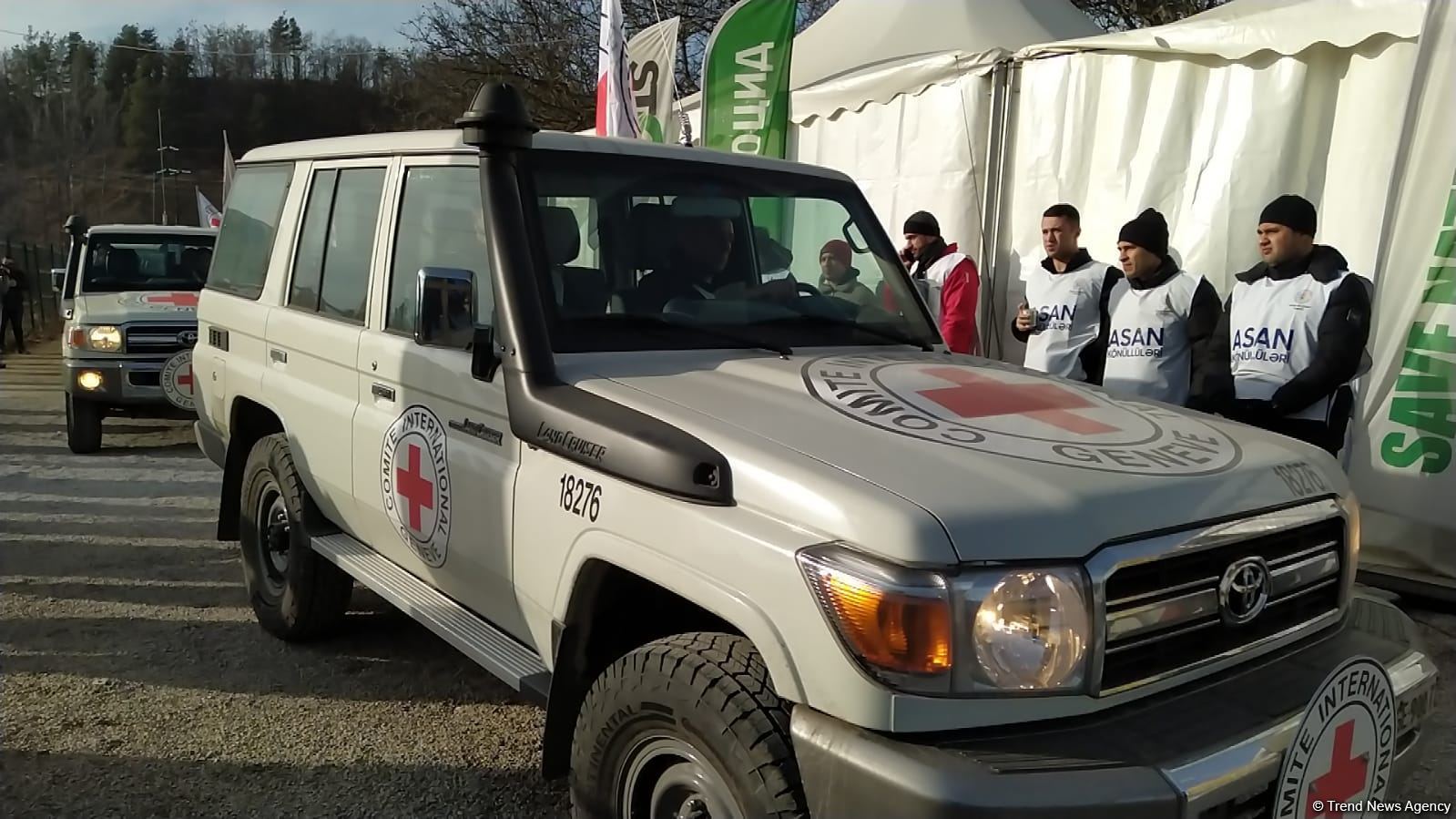 По Лачинской дороге беспрепятственно проехали три машины Красного Креста (ФОТО)