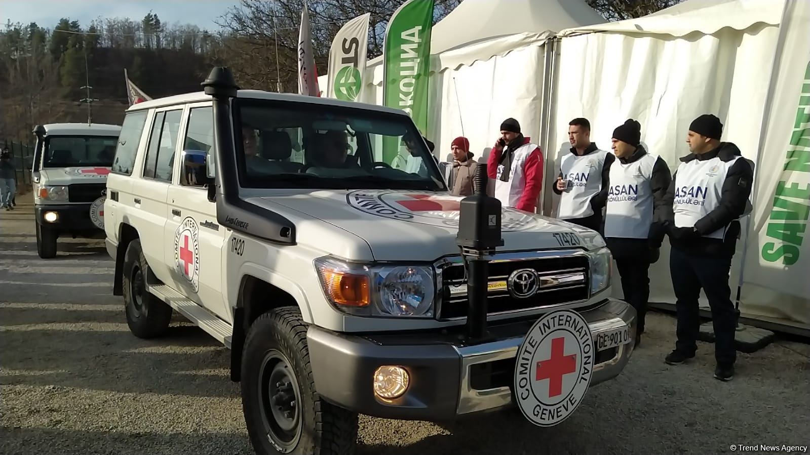 По Лачинской дороге беспрепятственно проехали три машины Красного Креста (ФОТО)