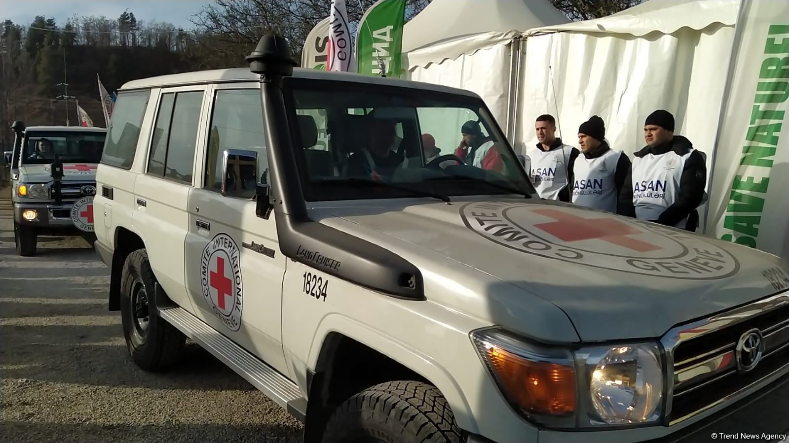 По Лачинской дороге беспрепятственно проехали три машины Красного Креста (ФОТО)