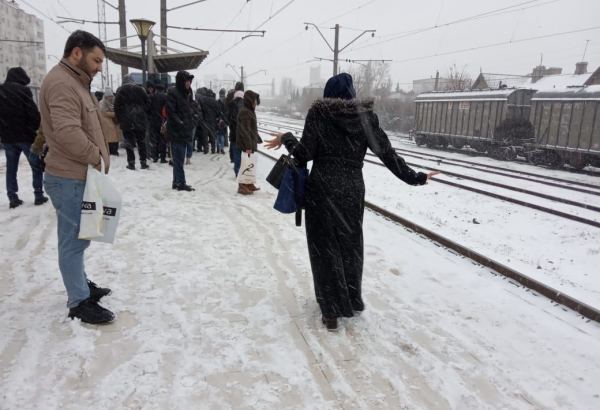 Задерживается электропоезд в Хырдалане (ВИДЕО)