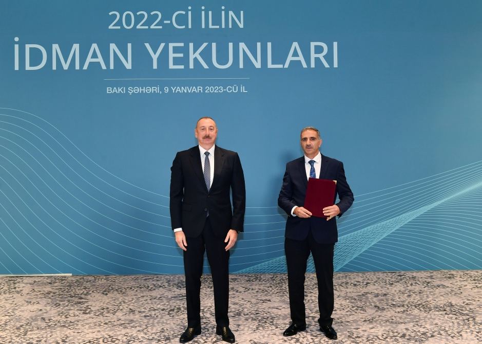 Президент Ильхам Алиев вручил группе спортсменов и спортивных специалистов ордера на новые квартиры (ФОТО)