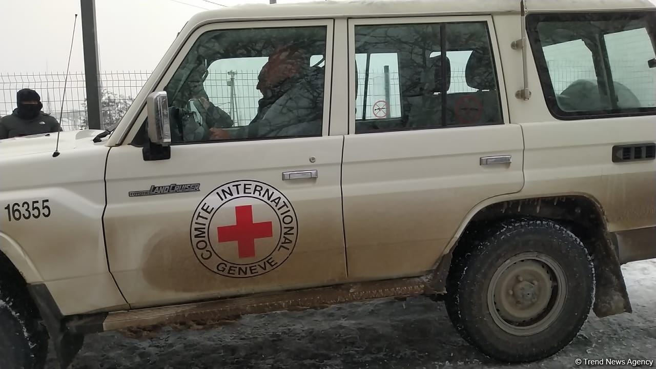 По Лачинской дороге беспрепятственно проехали автомобили МККК (ФОТО)