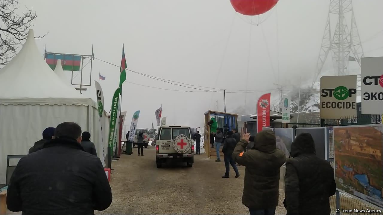 По Лачинской дороге беспрепятственно проехали автомобили МККК (ФОТО)