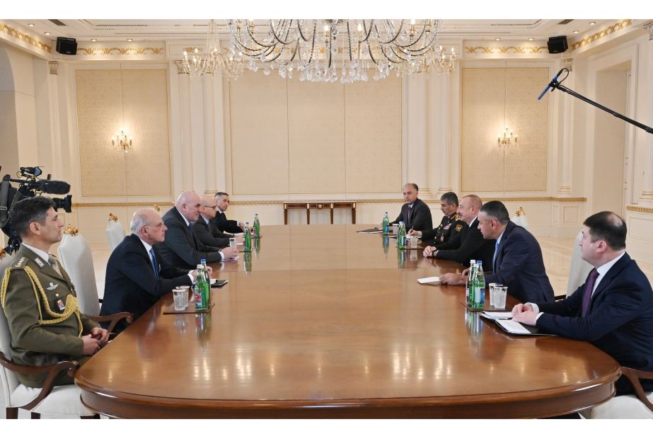 Президент Ильхам Алиев принял министра обороны Италии