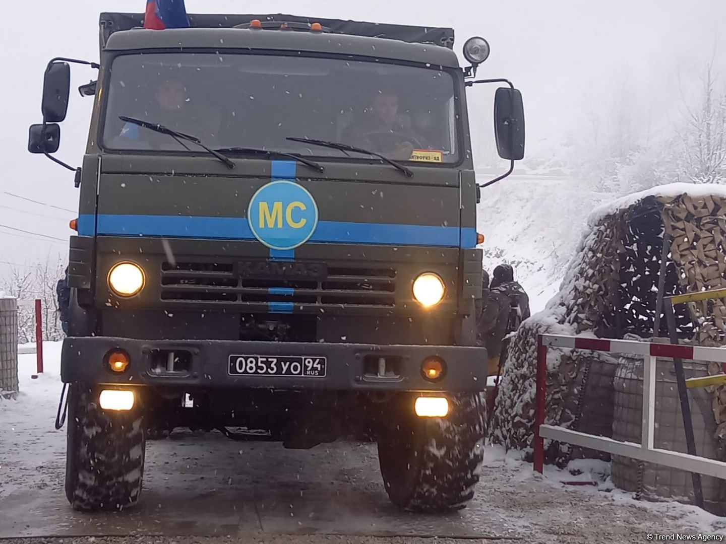 По Лачинской дороге беспрепятственно проехали еще три грузовых автомобиля миротворцев  (ФОТО)