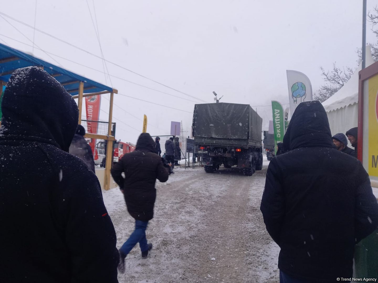 По Лачинской дороге беспрепятственно проехали еще три грузовых автомобиля миротворцев  (ФОТО)