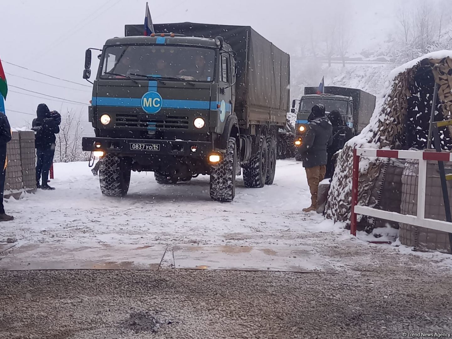 По Лачинской дороге беспрепятственно проехали еще три грузовых автомобиля миротворцев  (ФОТО)