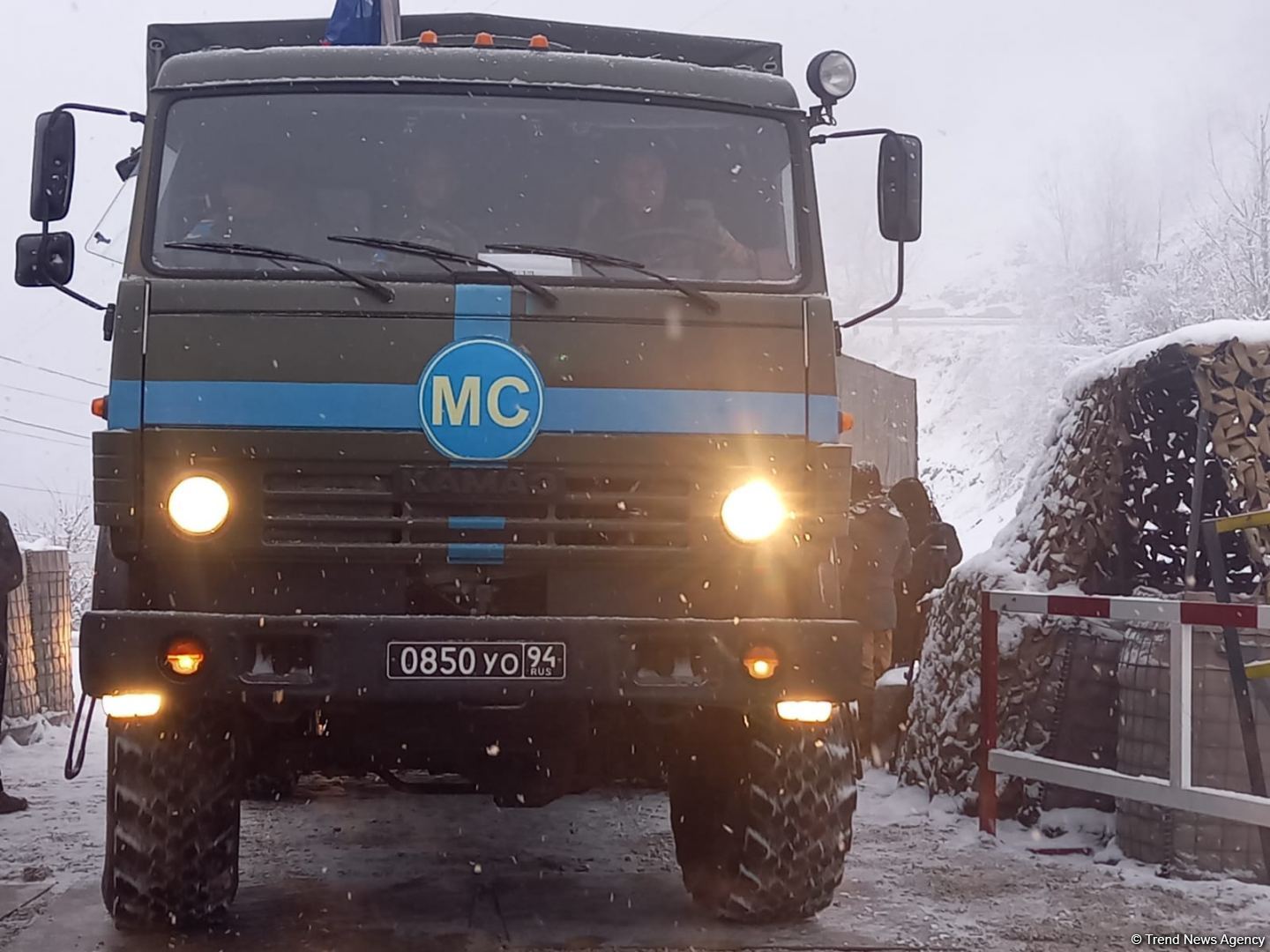 По Лачинской дороге беспрепятственно проехали еще три грузовых автомобиля миротворцев  (ФОТО)