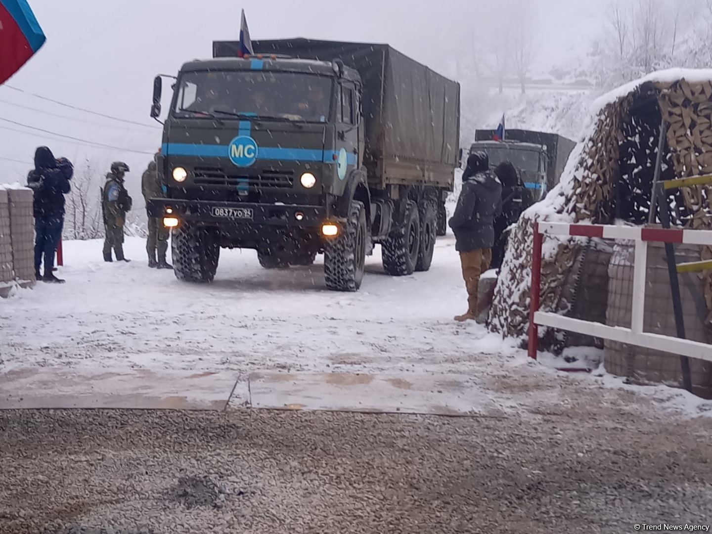 По Лачинской дороге беспрепятственно проехали еще три грузовых автомобиля миротворцев  (ФОТО)