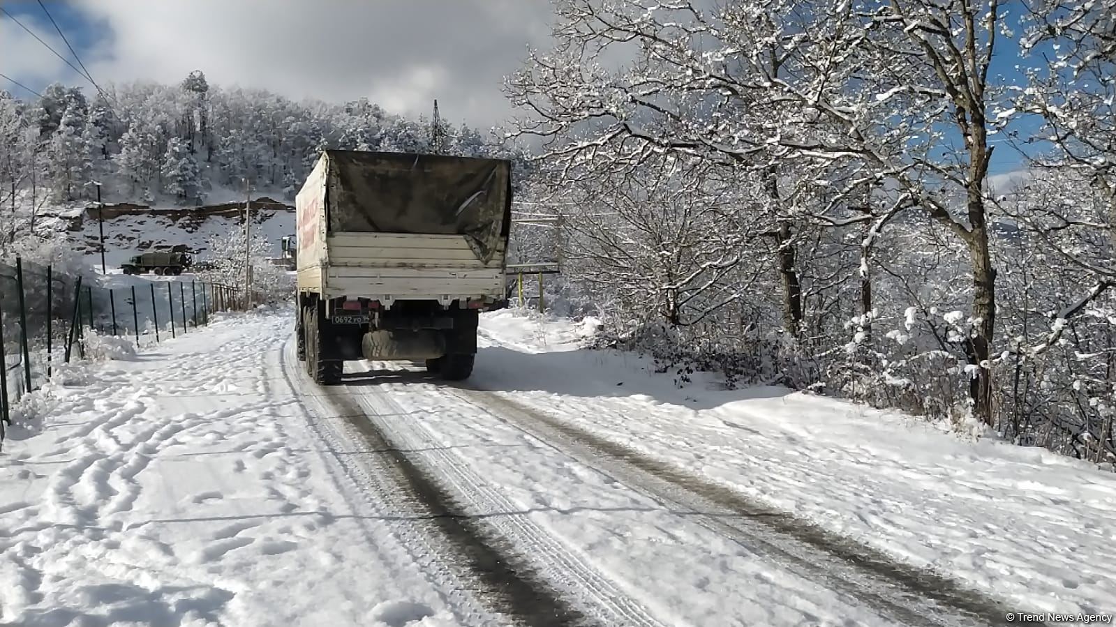 По Лачинской дороге беспрепятственно проехали еще 13 машин миротворцев (ФОТО)