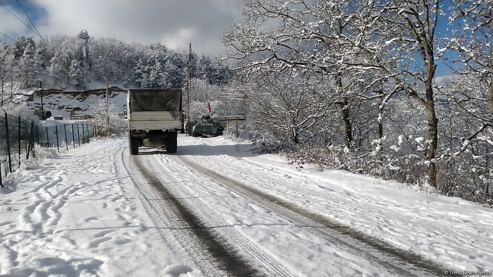 По Лачинской дороге беспрепятственно проехали еще 13 машин миротворцев (ФОТО)