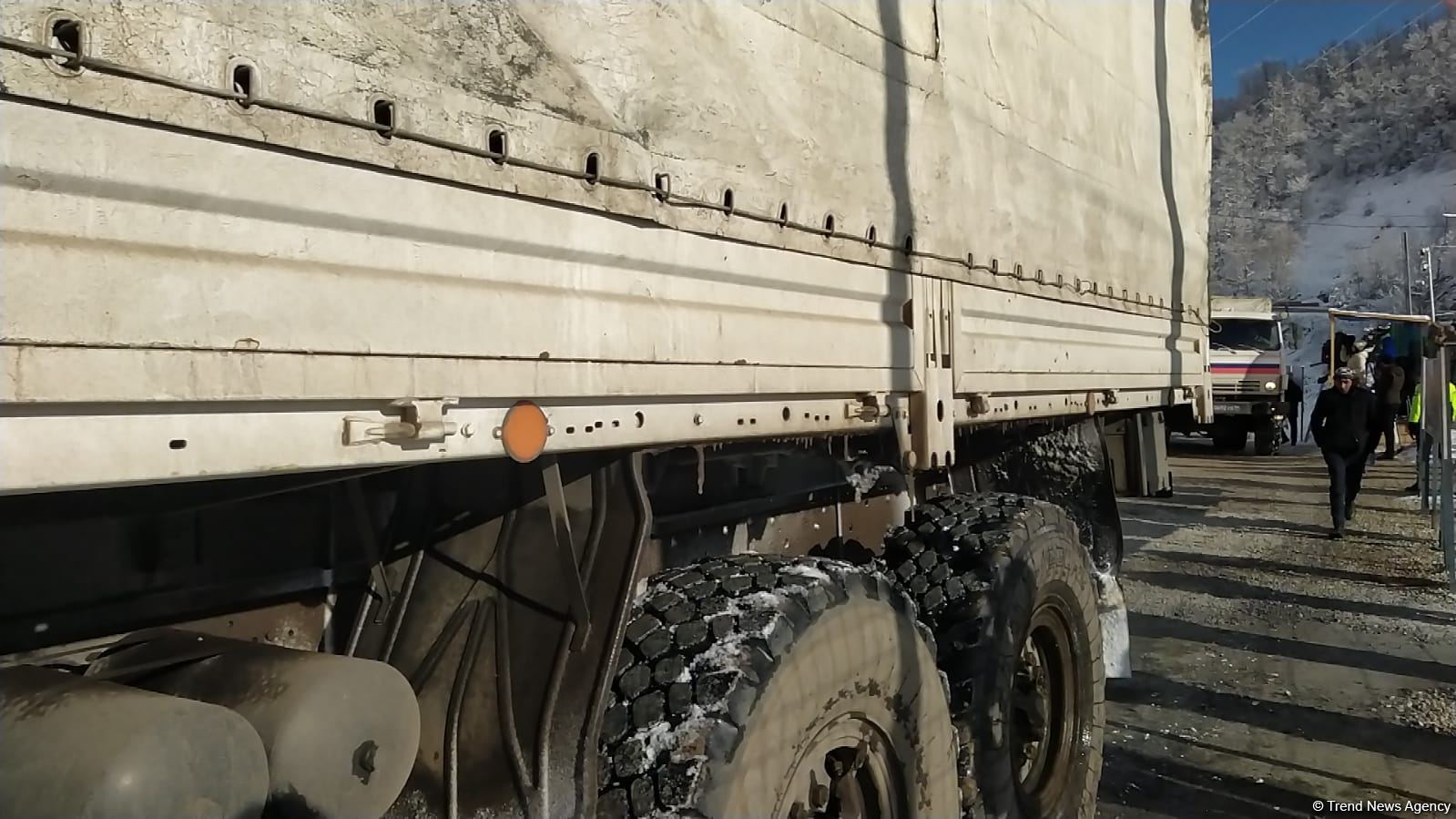 По Лачинской дороге беспрепятственно проехали еще 13 машин миротворцев (ФОТО)