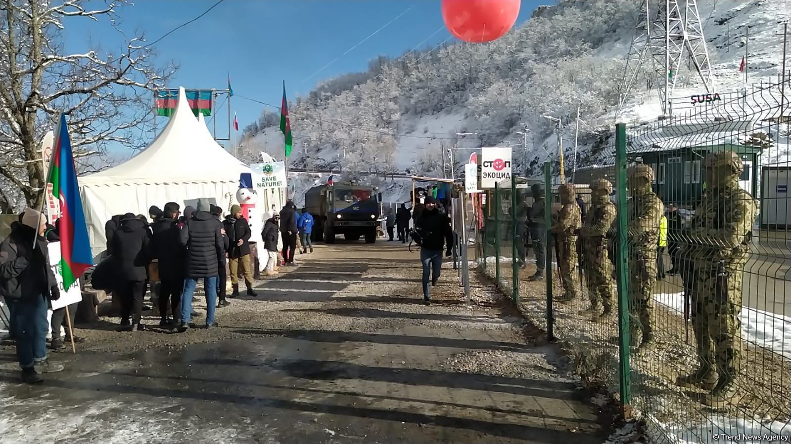 По Лачинской дороге беспрепятственно проехали еще 13 машин миротворцев (ФОТО)