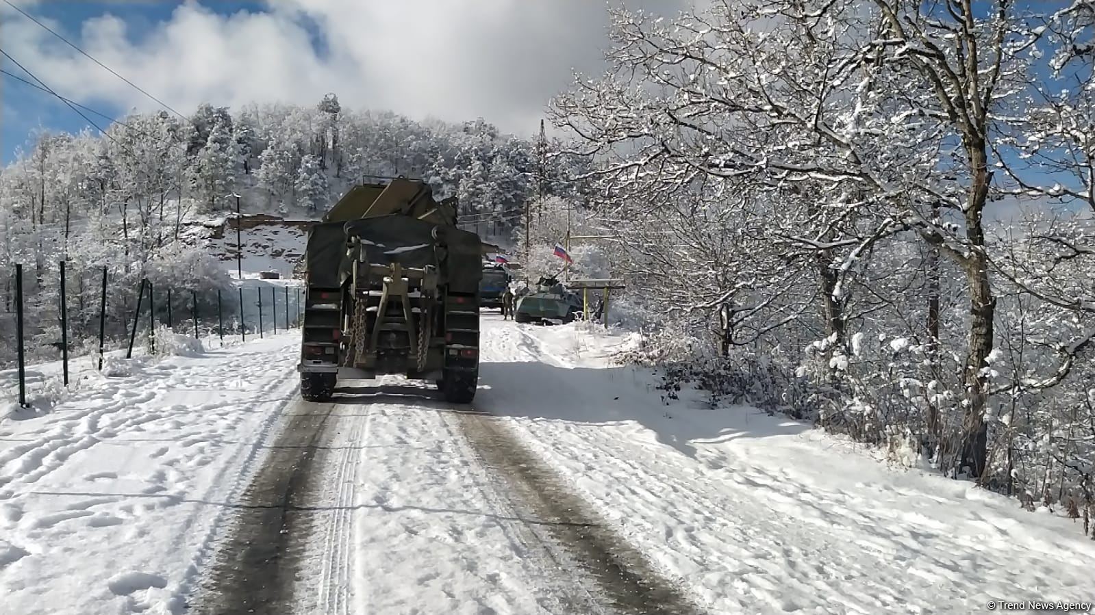 По Лачинской дороге беспрепятственно проехали еще 13 машин миротворцев (ФОТО)