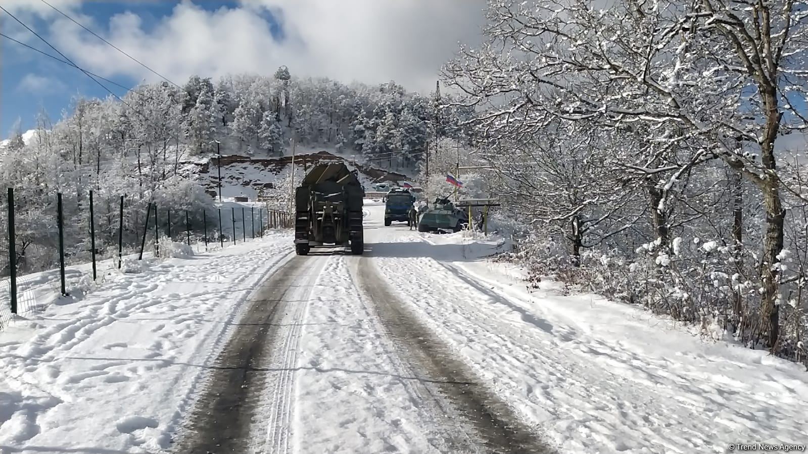 По Лачинской дороге беспрепятственно проехали еще 13 машин миротворцев (ФОТО)