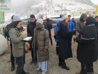 Сотрудники иностранных СМИ освещают акцию на Лачинской дороге (ФОТО)