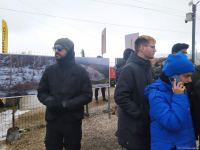 Сотрудники иностранных СМИ освещают акцию на Лачинской дороге (ФОТО)