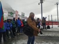 Сотрудники иностранных СМИ освещают акцию на Лачинской дороге (ФОТО)