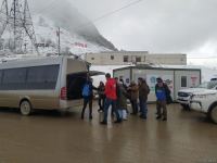 Сотрудники иностранных СМИ освещают акцию на Лачинской дороге (ФОТО)