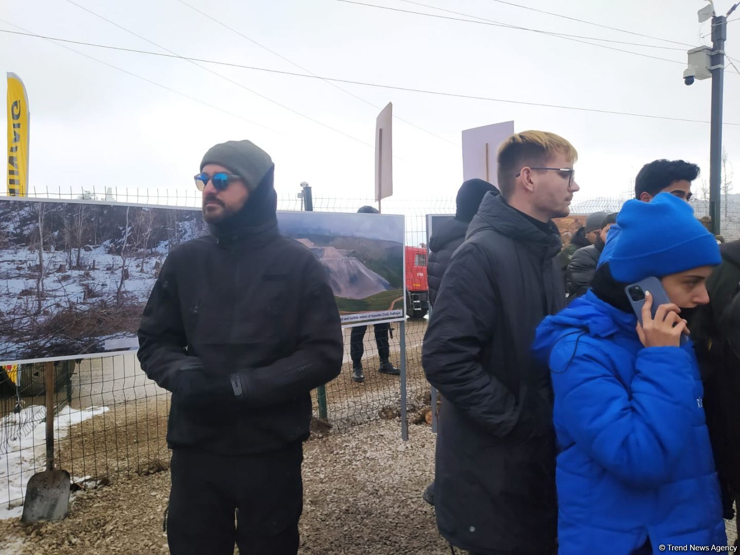 Сотрудники иностранных СМИ освещают акцию на Лачинской дороге (ФОТО)