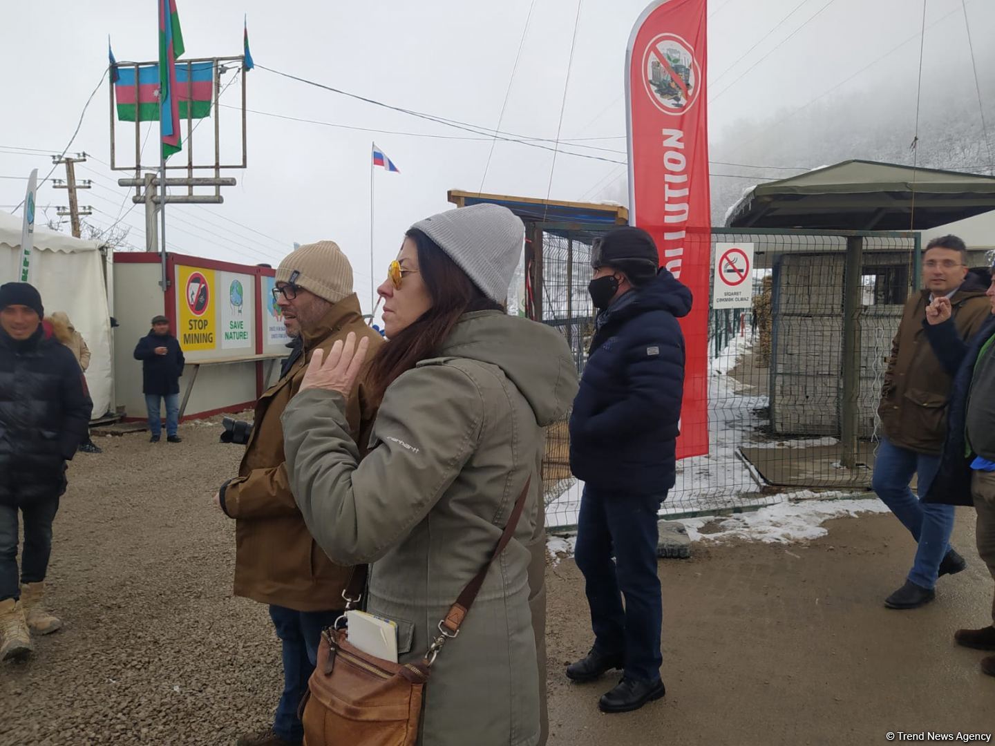 Сотрудники иностранных СМИ освещают акцию на Лачинской дороге (ФОТО)