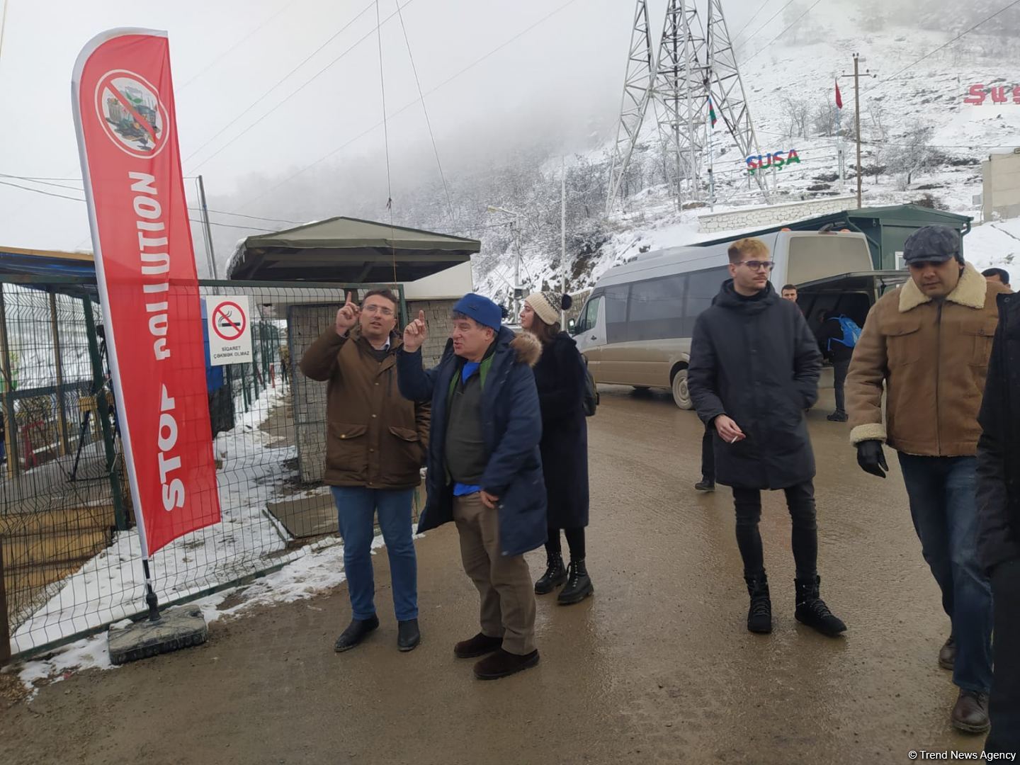 Сотрудники иностранных СМИ освещают акцию на Лачинской дороге (ФОТО)