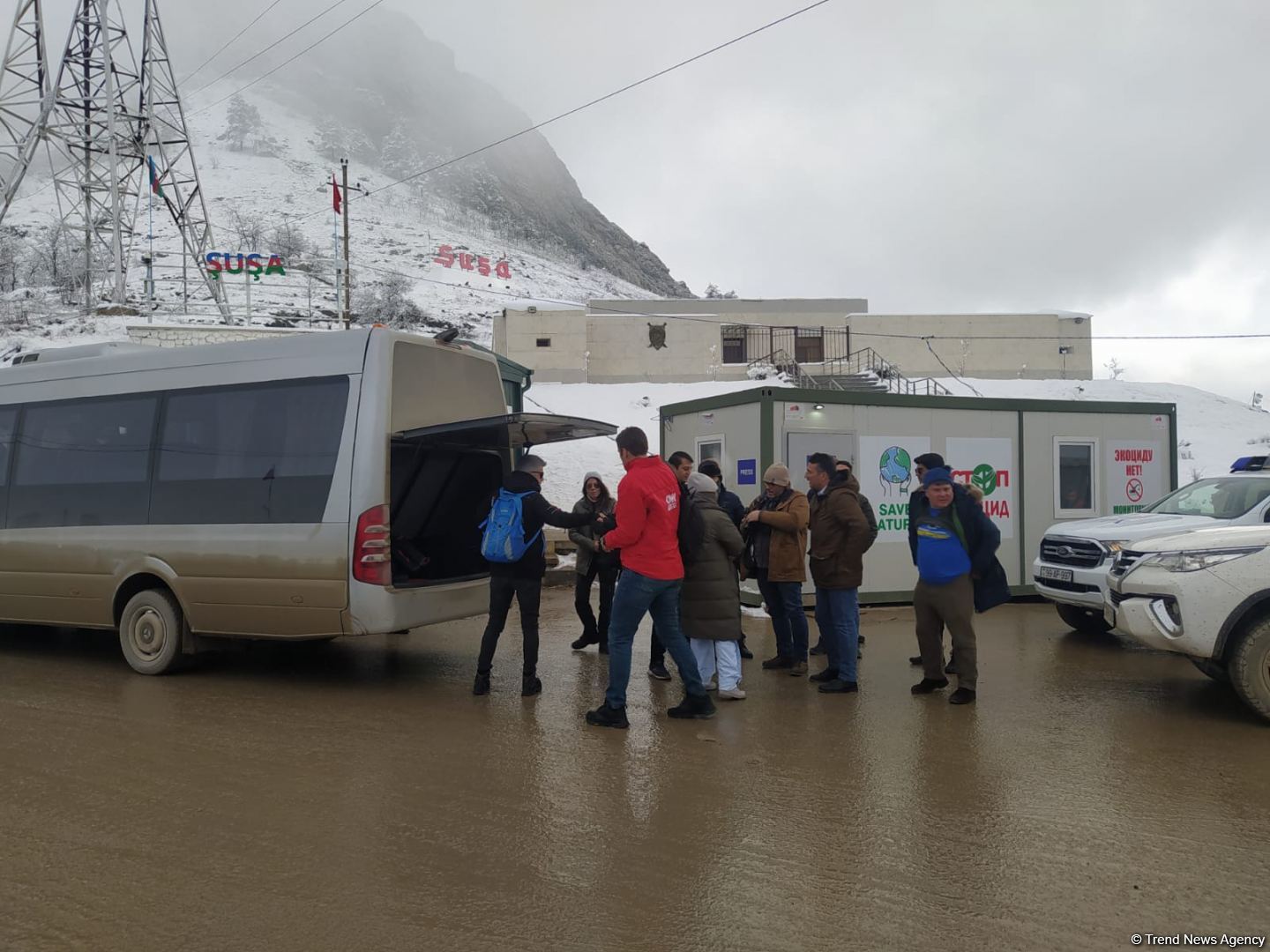 Сотрудники иностранных СМИ освещают акцию на Лачинской дороге (ФОТО)