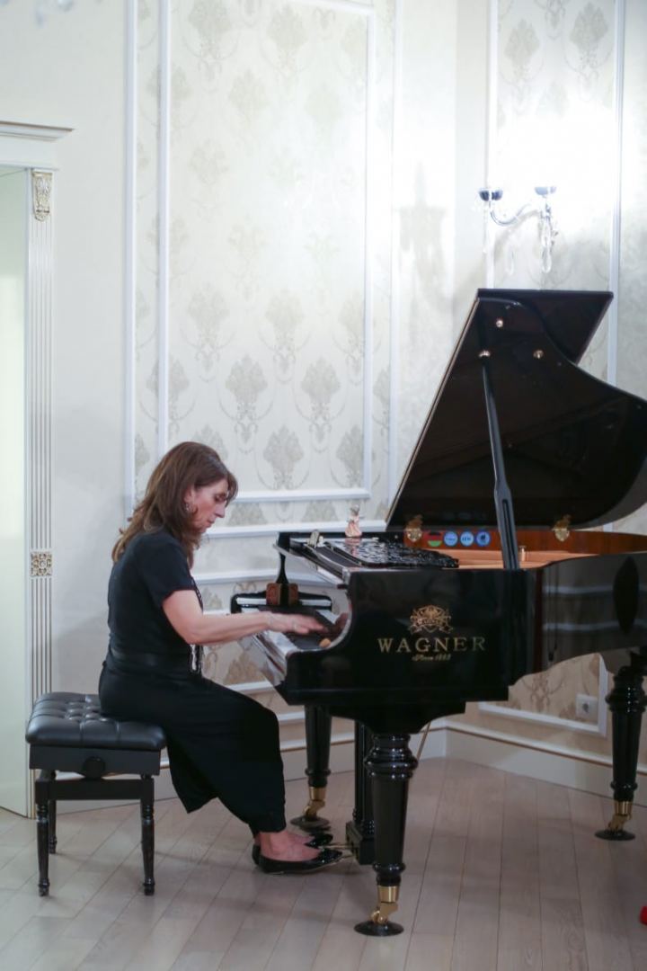 В зимнем Баку согреваемся музыкой Ренары Ахундовой и поэзией Анары Ахундовой (ВИДЕО, ФОТО)