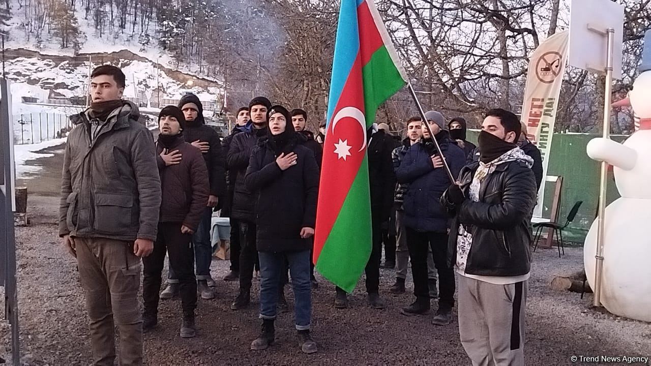 Мирная акция протеста на Лачинской дороге продолжается уже 37 дней (ФОТО)