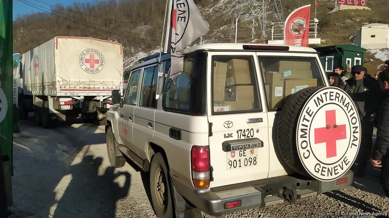 По Лачинской дороге беспрепятственно проехала колонна автомашин Красного Креста (ФОТО)