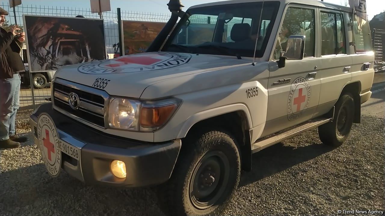 По Лачинской дороге беспрепятственно проехала колонна автомашин Красного Креста (ФОТО)