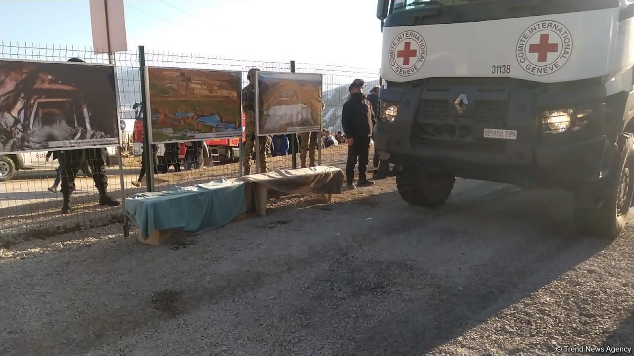 По Лачинской дороге беспрепятственно проехала колонна автомашин Красного Креста (ФОТО)