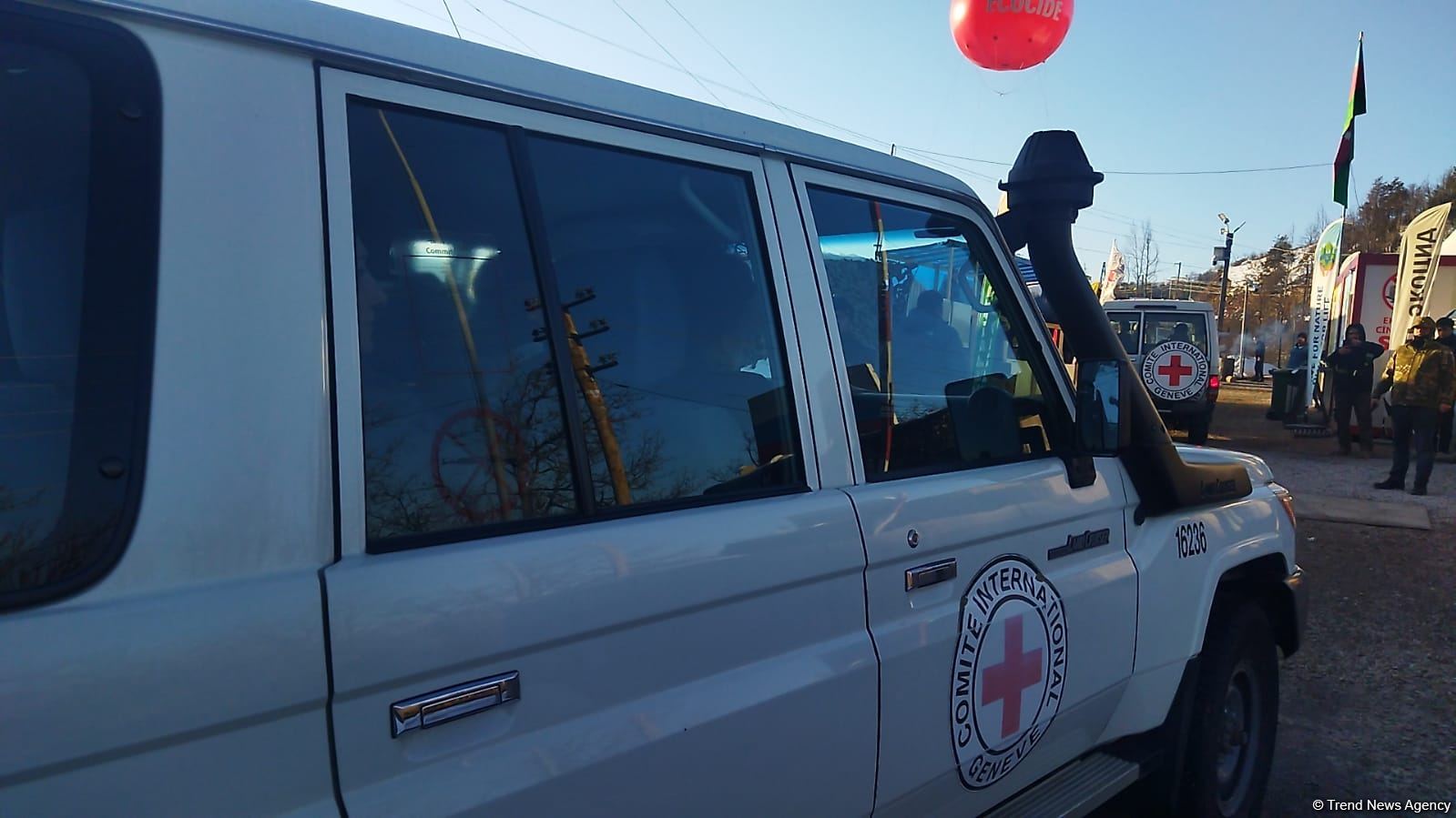 По Лачинской дороге беспрепятственно проехали пять автомашин Красного Креста (ФОТО)