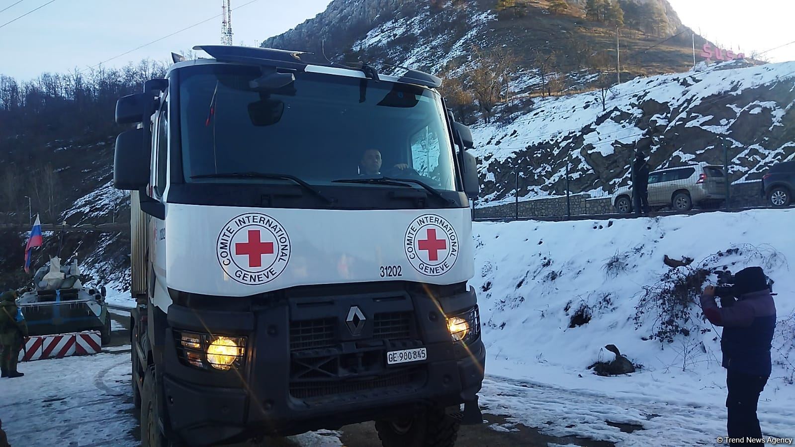 По Лачинской дороге беспрепятственно проехали пять автомашин Красного Креста (ФОТО)