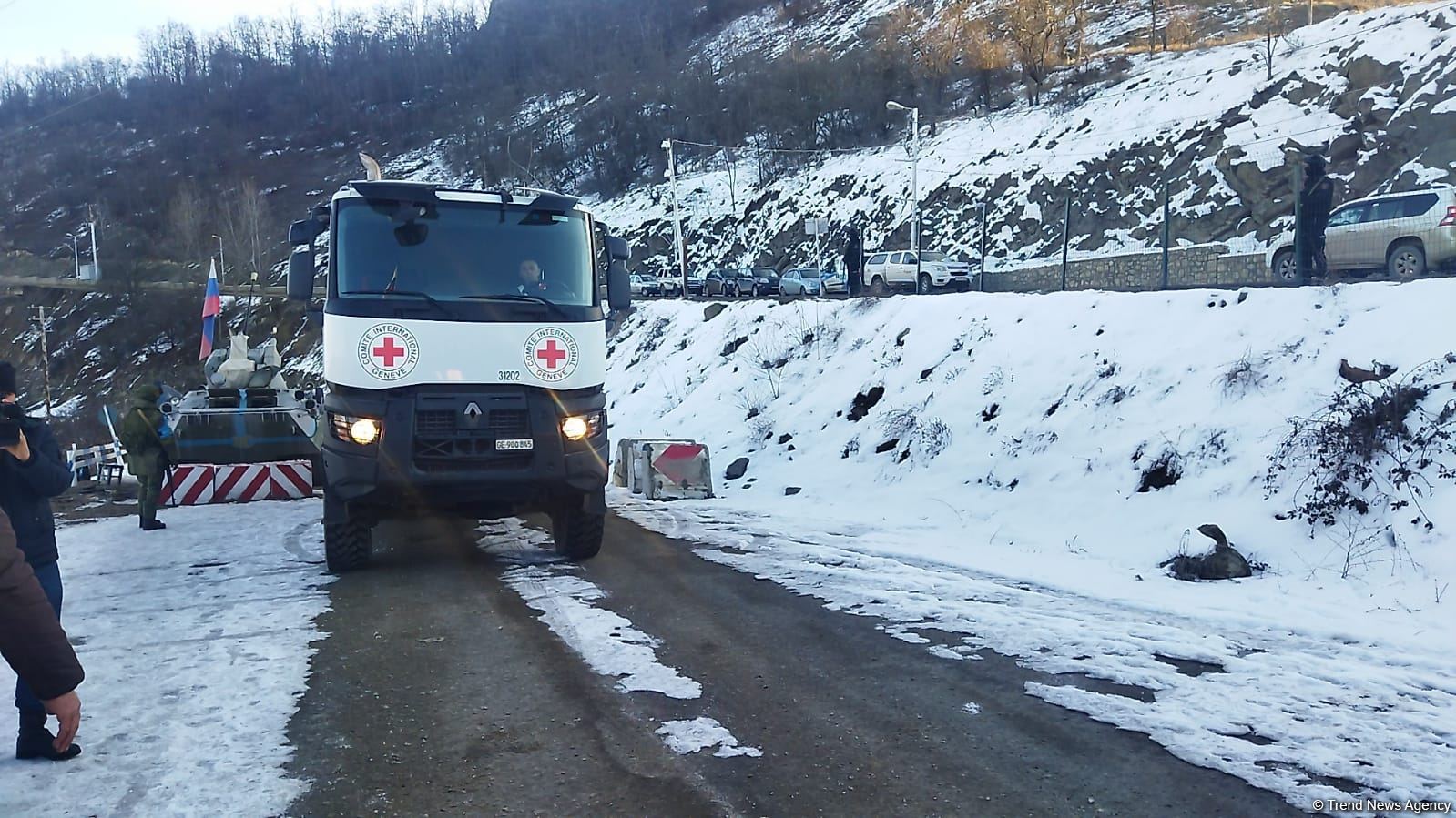 По Лачинской дороге беспрепятственно проехали пять автомашин Красного Креста (ФОТО)