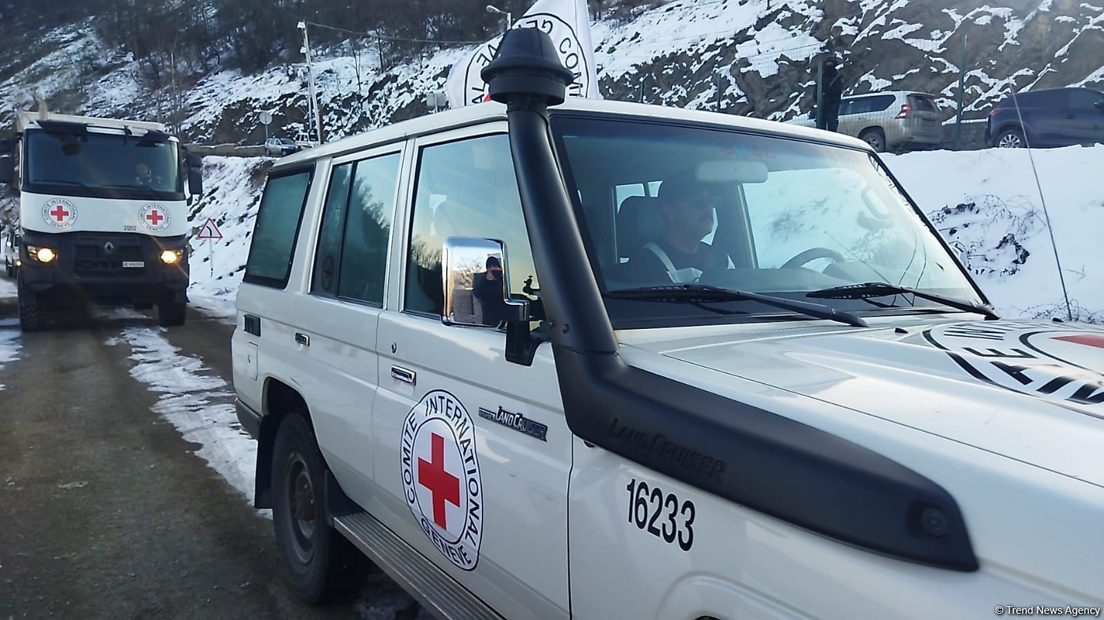 По Лачинской дороге беспрепятственно проехали пять автомашин Красного Креста (ФОТО)