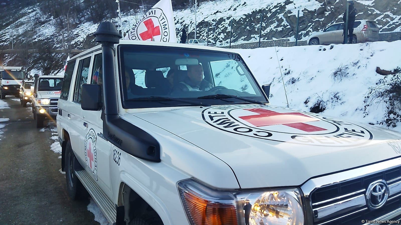 По Лачинской дороге беспрепятственно проехали пять автомашин Красного Креста (ФОТО)