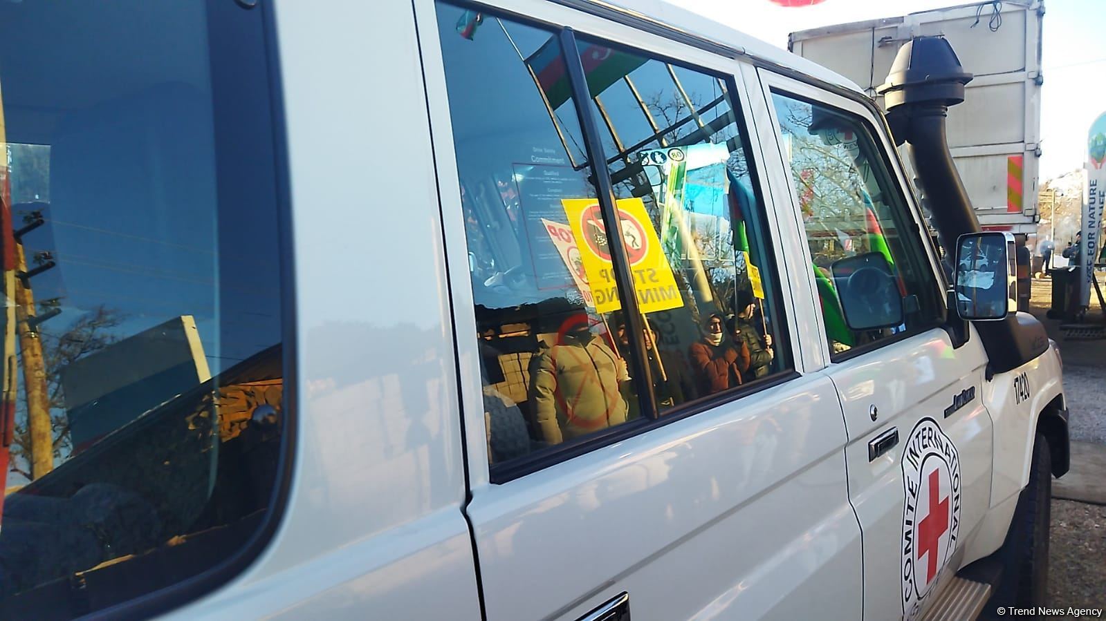 По Лачинской дороге беспрепятственно проехали пять автомашин Красного Креста (ФОТО)