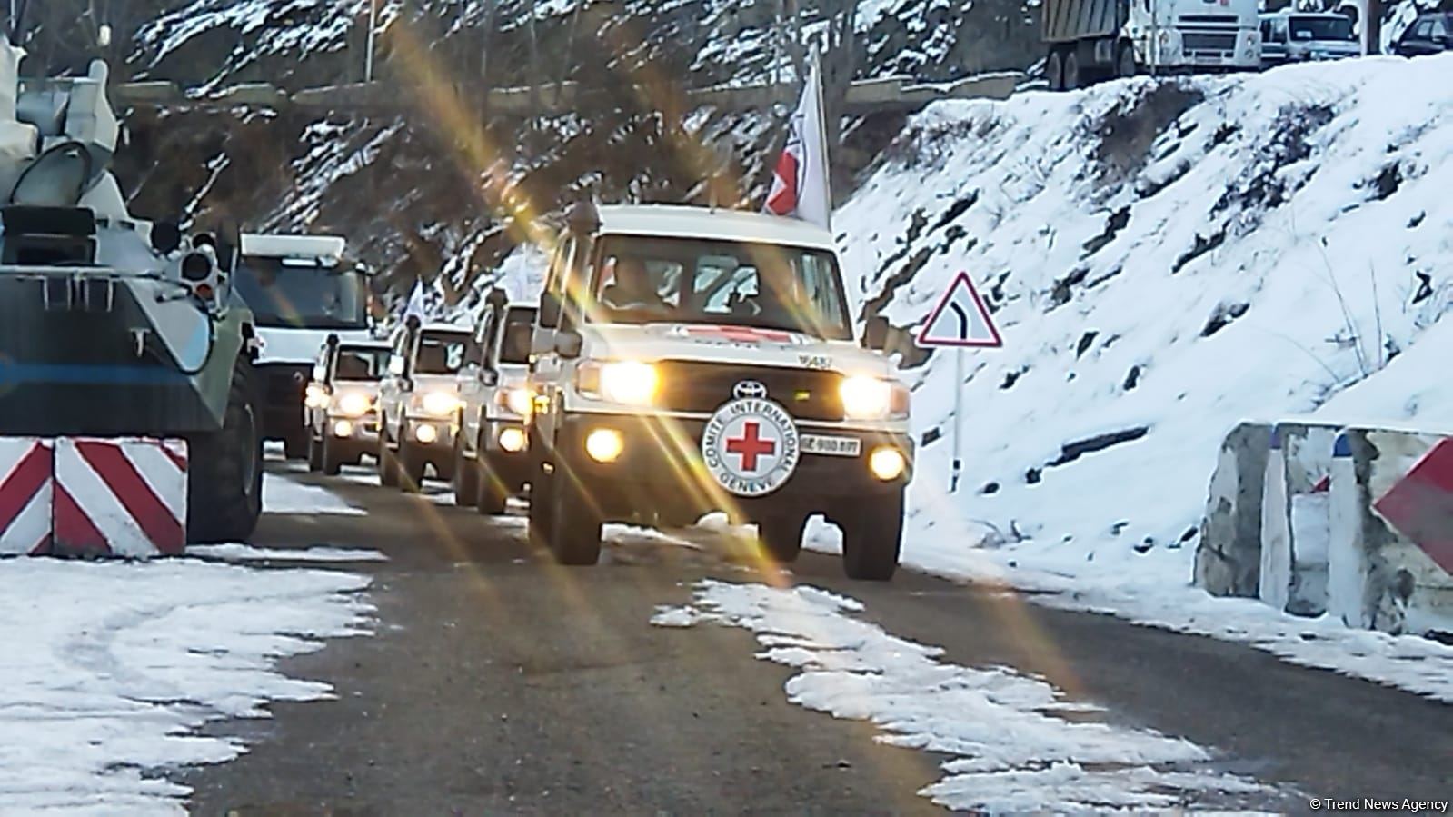 По Лачинской дороге беспрепятственно проехали пять автомашин Красного Креста (ФОТО)