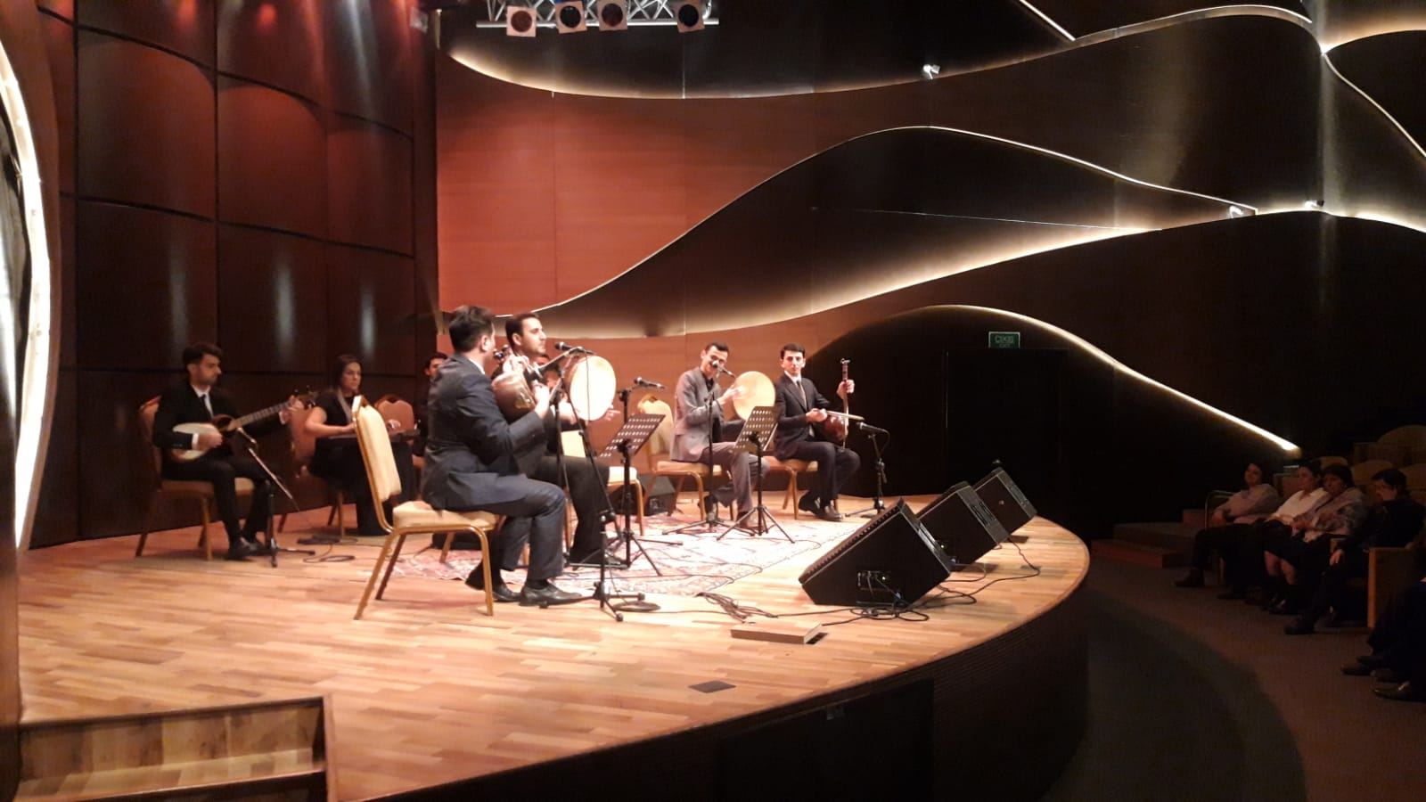 Мугамы "Баяты-Кюрд" и "Гатар" в исполнении молодых ханенде (ФОТО)