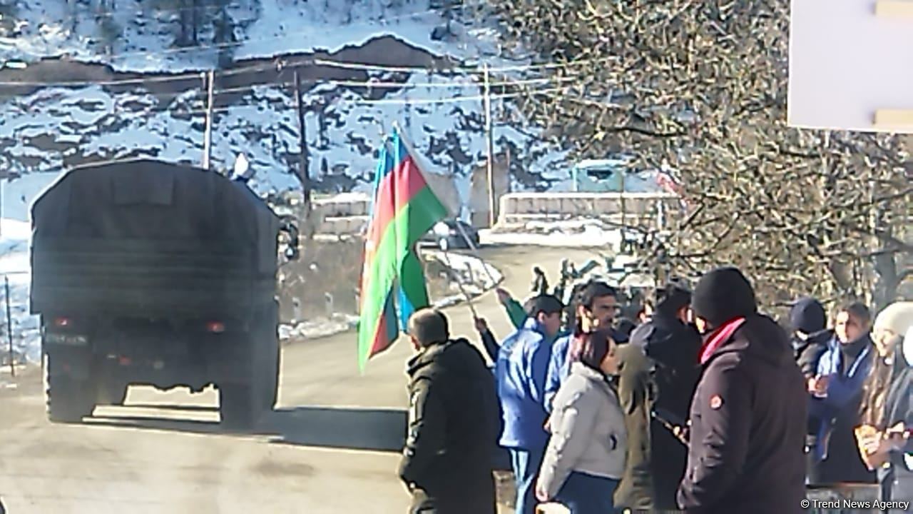 По Лачинской дороге беспрепятственно проехала колонна автомашин РМК (ФОТО)