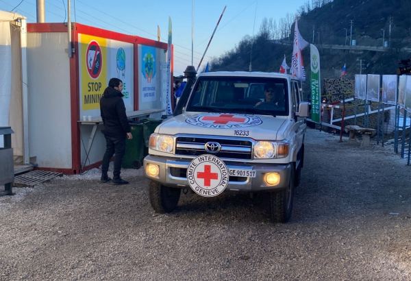 По Лачинской дороге беспрепятственно проехали автомашины Красного Креста (ФОТО)