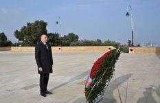 Президент Ильхам Алиев посетил Шехидляр хиябаны в связи с 33-й годовщиной трагедии 20 Января (ФОТО/ВИДЕО)